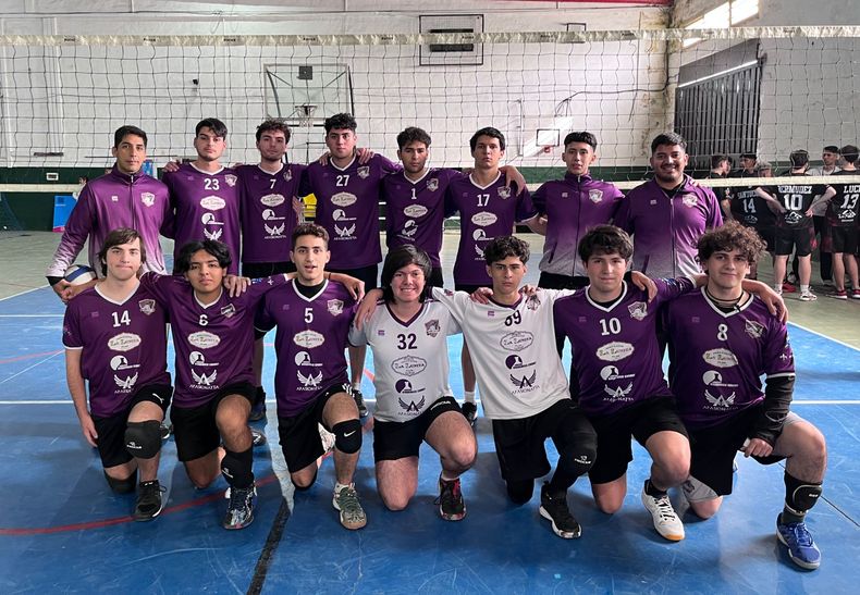 Sinergia Pilar con su categoría Sub 18 en Villa Gesell.
