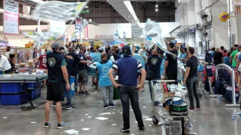 BOMBOS Y REDOBLANTES. La protesta, esta tarde en Vital. .