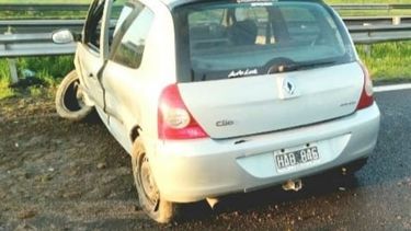 Los ocupantes del auto abandonaron el rodado y se dieron a la fuga. .