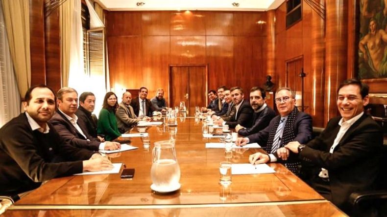 A LA MESA. Achával participó del encuentro junto a otros del conurbano intendentes. .