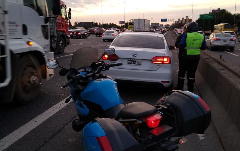Cae la noche en #Panamericana y, como siempre, estamos allí para decirles NO a los #banquineros. No nos van a ganar por cansancio, ténganlo por seguro. Pablo Martinez Carignano / @pmcarignano.