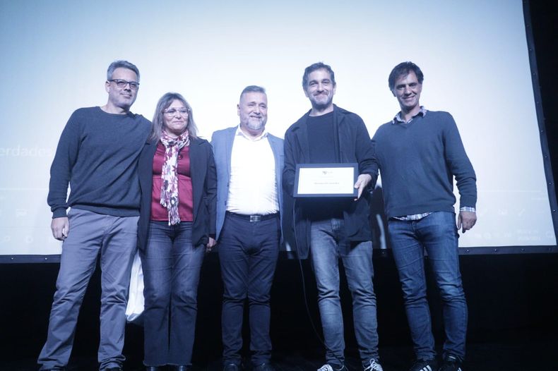En el Teatro Ángel Alonso hubo cine debate y diálogo con el director Nicolás Gil Lavedra.