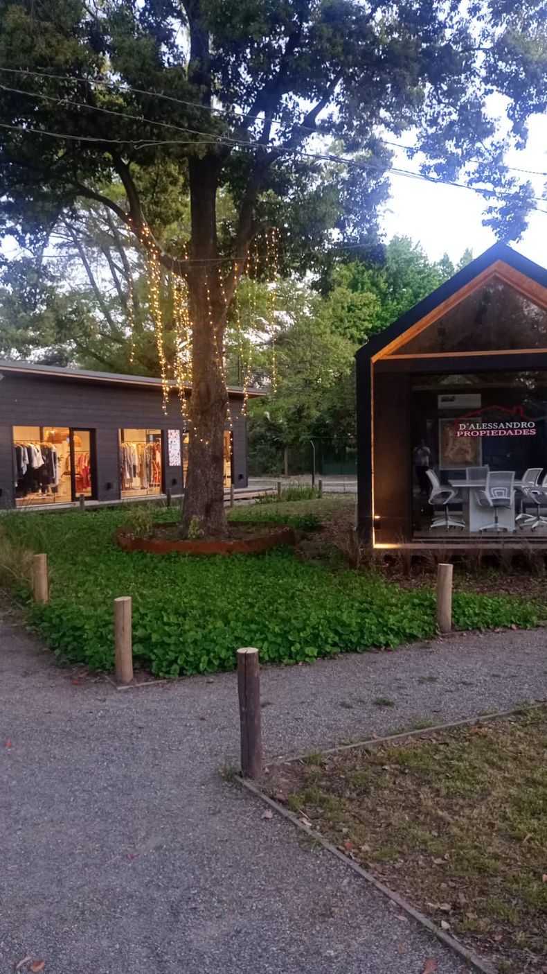 El Paseo Quinquela está ubicado a 150 metros de la calle Caamaño y a tres cuadras de la Ruta 25, en Villa Rosa.&nbsp;