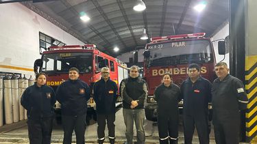 EQUIPO. Los bomberos de Villa Rosa que intervinieron en el dramático momento.