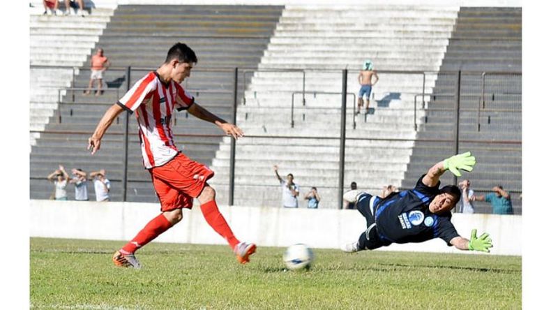 (FREDY CABALLERO). PESCADOR. Juárez somete a Pecchini para el 1-0; el Flaco lleva 3 goles en 2 partidos..