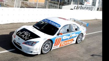 Diego Azar quiere tapar el “0” del lateral de su Ford Mondeo..