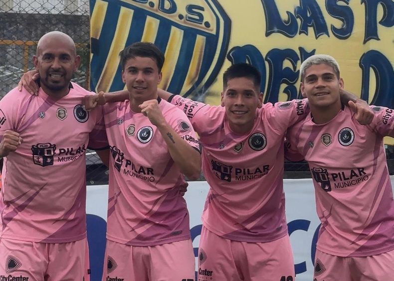 FESTEJO. Marcos Riquelme, Brian Martin, Ariel Barreiro e Iván Smith celebran en la isla.&nbsp;
