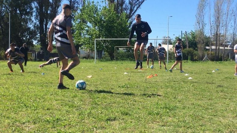EJERCICIOS. Los jugadores entrenaron en el polideportivo. Fotos: Real Pilar..