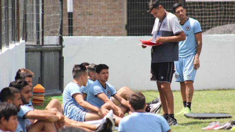 ENTRENAMIENTO. Los jugadores de Real esperan las indicaciones del profe Hernández..