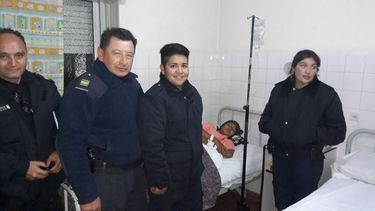 Los policías que intervinieron, junto la joven madre..