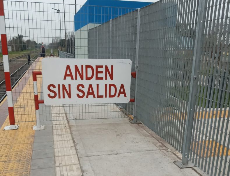CERRADO. Uno de los accesos peatonales de la estación Manuel Alberti.