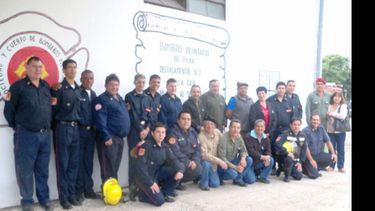 Soldados y bomberos, ayer, en Villa Rosa..