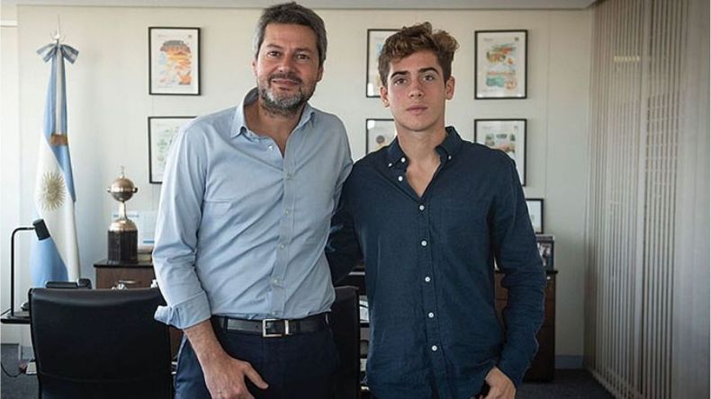 APOYO. Lammens junto a Colapinto. Nación seguirá acompañando al piloto..