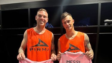Augusto se dio con el gusto. Lotti (derecha) y Rotondi con la camiseta de Lionel Messi.