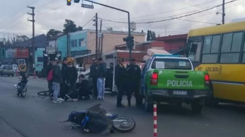 Herido. El joven de 17 años fue atropellado por un Renault Sandero en ruta 26. .