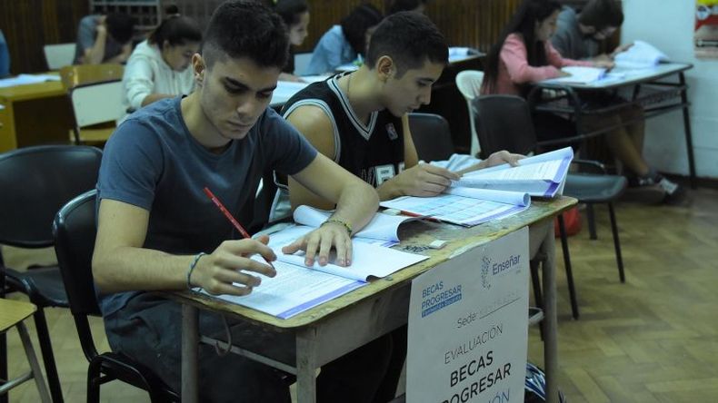 El aumento del Salario M&iacute;nimo, Vital y M&oacute;vil a partir de mayo favorecer&aacute; a los beneficiarios de las Becas Progresar.