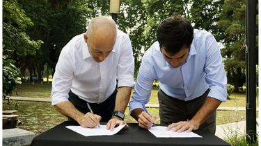 FIRMA. Ducoté sella el convenio con Ramón Lanús, del AAVE..