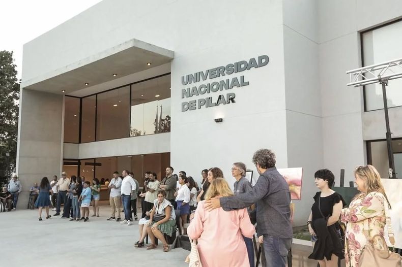 Muestra de artistas locales en la Universidad Nacional de Pilar.