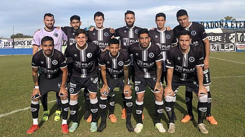 EQUIPO. El once titular de Real Pilar, que jugó en Claypole. (FOTO: PRENSA REAL PILAR)..