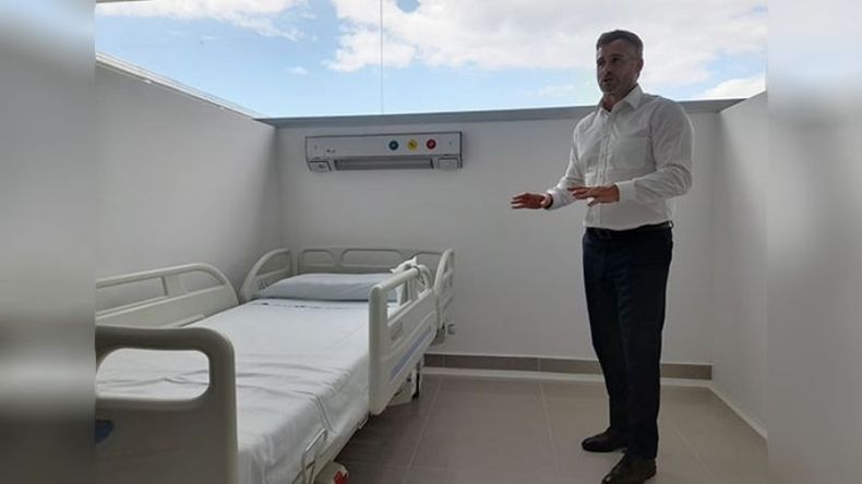 RECORRIDA. Achával explicó a la prensa detalles del funcionamiento del hospital. Acá, en la terapia intermedia..