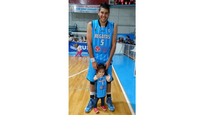 FAMILIA. Memo Rodríguez con su hija, Allegra, y los colores de Regatas..