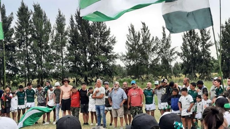 UNIDOS. La hinchada de Los Pinos acompañó y alentó al equipo en San Vicente..