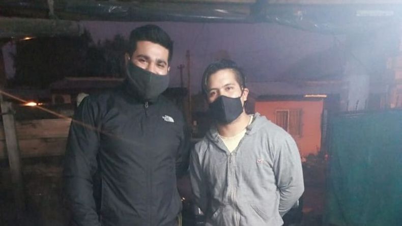 En acción. Emiliano y Federico cocinando durante la olla popular del sábado. .