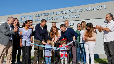 CORTE DE CINTA. Federico Achával, con Gabriel Katopodis y Victoria Tolosa Paz, en la inauguración del CDI San Alejo.