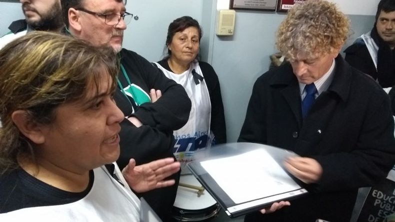 FRENTE A FRENTE. Gremios docentes y el jefe distrital volvieron a verse las caras..