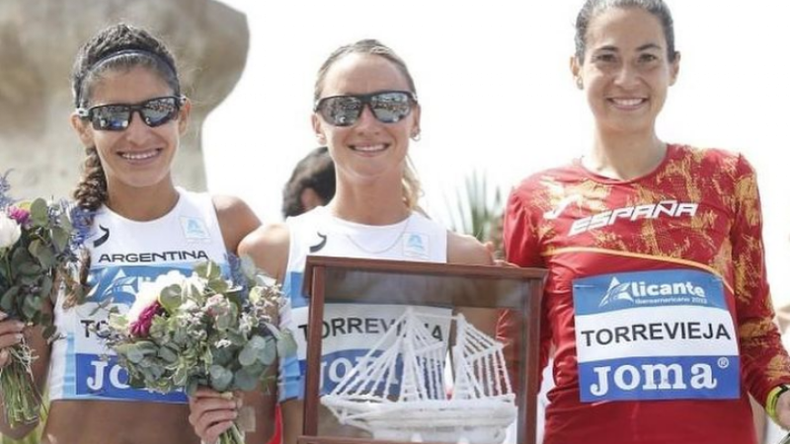 PODIO. Daiana junto a la campeona Florencia Borelli y Marta Galimany..