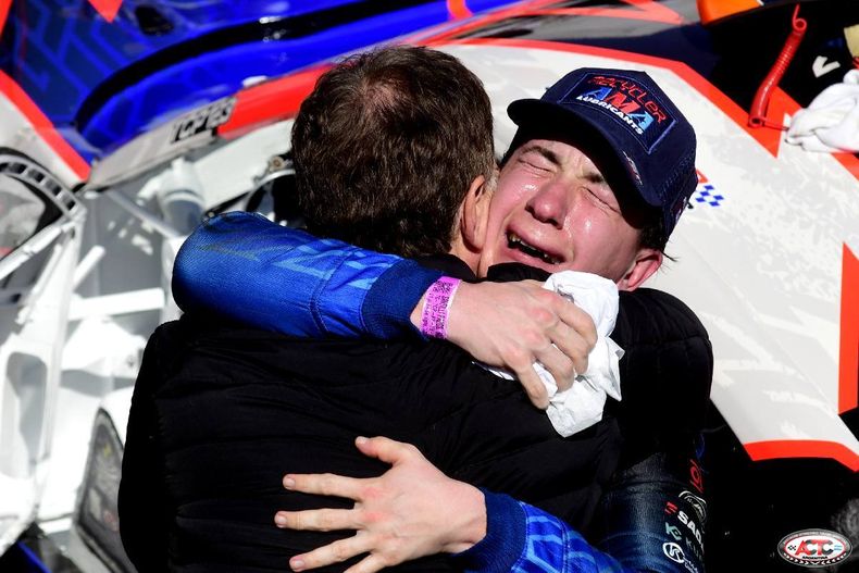 El abrazo de papá. Nicanor y Diego Santilli fundidos en la emoción en Paraná.