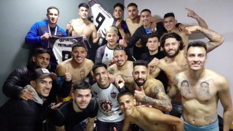 FESTEJO. Los jugadores de Metalúrgico celebran volver a ganar después de 4 partidos. Foto: MARIO CACEREZ. .