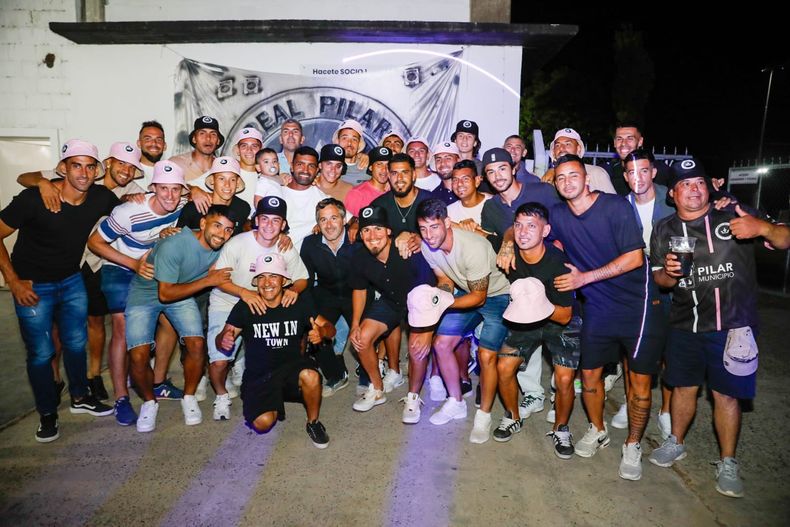 REAL PILAR CAMPEÓN.&nbsp; Achával junto al plantel del Monarca.
