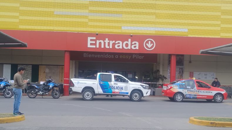 La policía se hizo presente en el local de Easy Pilar.