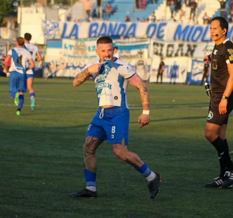 ESCUDO. Mauro Frattini abrió la cuenta para la goleada de Midland en Libertad