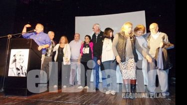 Militancia. Zúccaro, anoche, arenga a los suyos en el escenario del Lope de Vega..