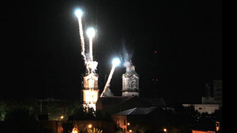 El cierre. Los fuegos artificiales, sobre las torres de la parroquia del Pilar..