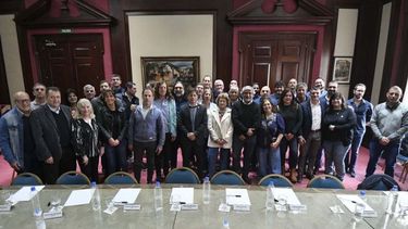 A LA MESA. Kicillof, con representantes de todos los gremios, tras el acurdo de este lunes. .