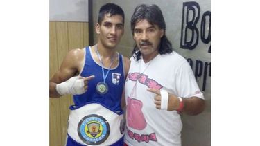 CAMPEÓN. Mercado junto a su entrenador Eduardo Villarreal, tras coronarse..