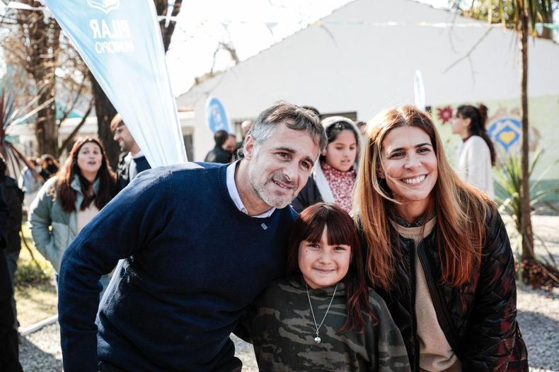 RECORRIDA. Achával y Peralta charlaron con los vecinos de El Rocío.