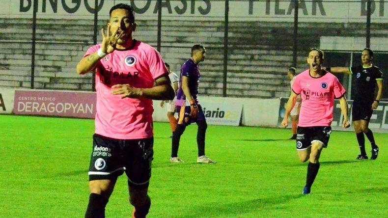 DEDICATORIA. Carrasco festeja marcando el “4” para saludar a su esposa e hijas. (Foto: Fredy Caballero)..