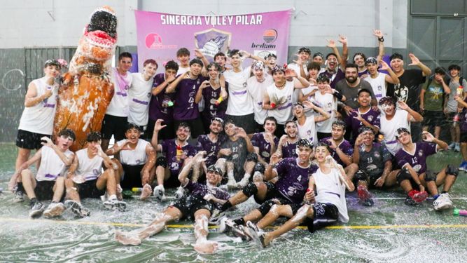 Sinergia Pilar con el festejo a pura espuma y con la mascota.