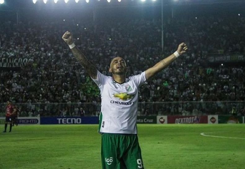 A LA HINCHADA. El Pájaro Riquelme celebra su gol ante los fanas de Oriente Petrolero.