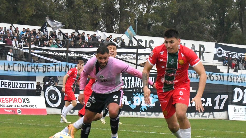 FIRMA ACHUCARRO. “Tenemos que estar peleando más arriba.” El defensor fue a buscar el empate en el cierre del partido.