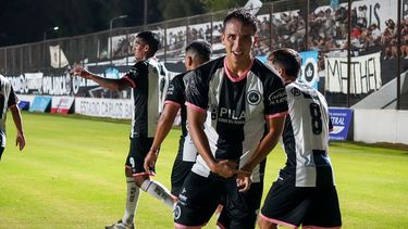 Joaquín César marcó un golazo para abrir la victoria de Real Pilar sobre Comunicaciones, la primera de la temporada en el Barraza. Joaquín César marcó un golazo para abrir la victoria de Real Pilar sobre Comunicaciones, la primera de la temporada en el Barraza.