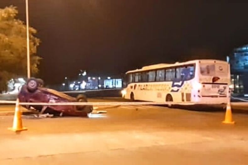 El auto, volcado junto al 57.