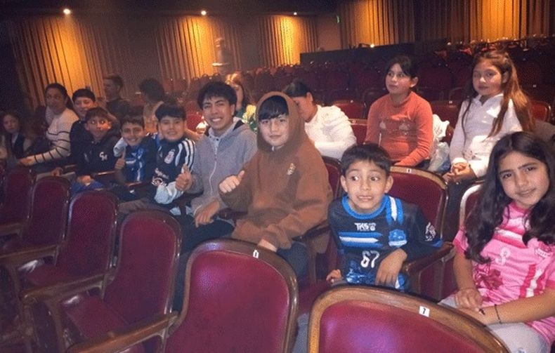 Chicos de varias instituciones de Pilar fueron al Teatro Gran Pilar en vacaciones de invierno.