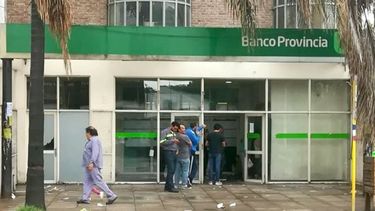 SE QUEDA. La sucursal del Provincia permanece en el centro..
