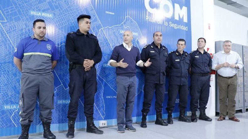 Los agentes (primero y segundo desde la izquierda), agasajados..