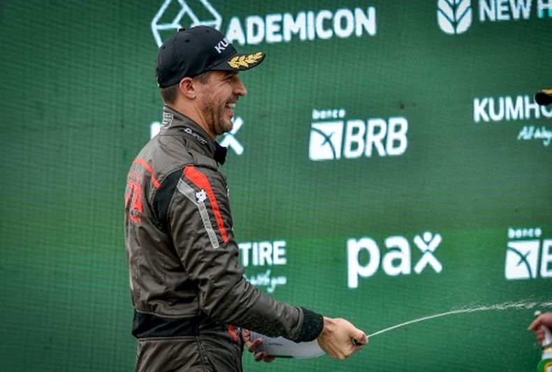 Matías Rossi celebrando en el podio de Cascavel.